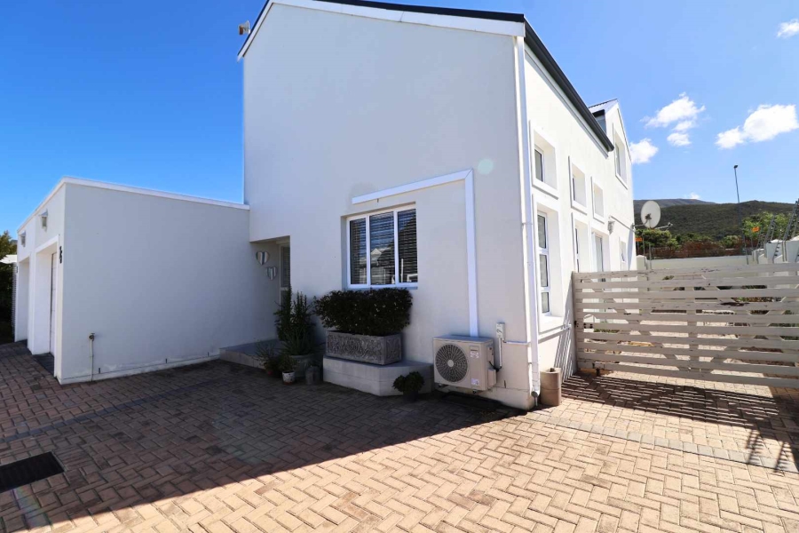 3 Bedroom Property for Sale in Sandbaai Western Cape